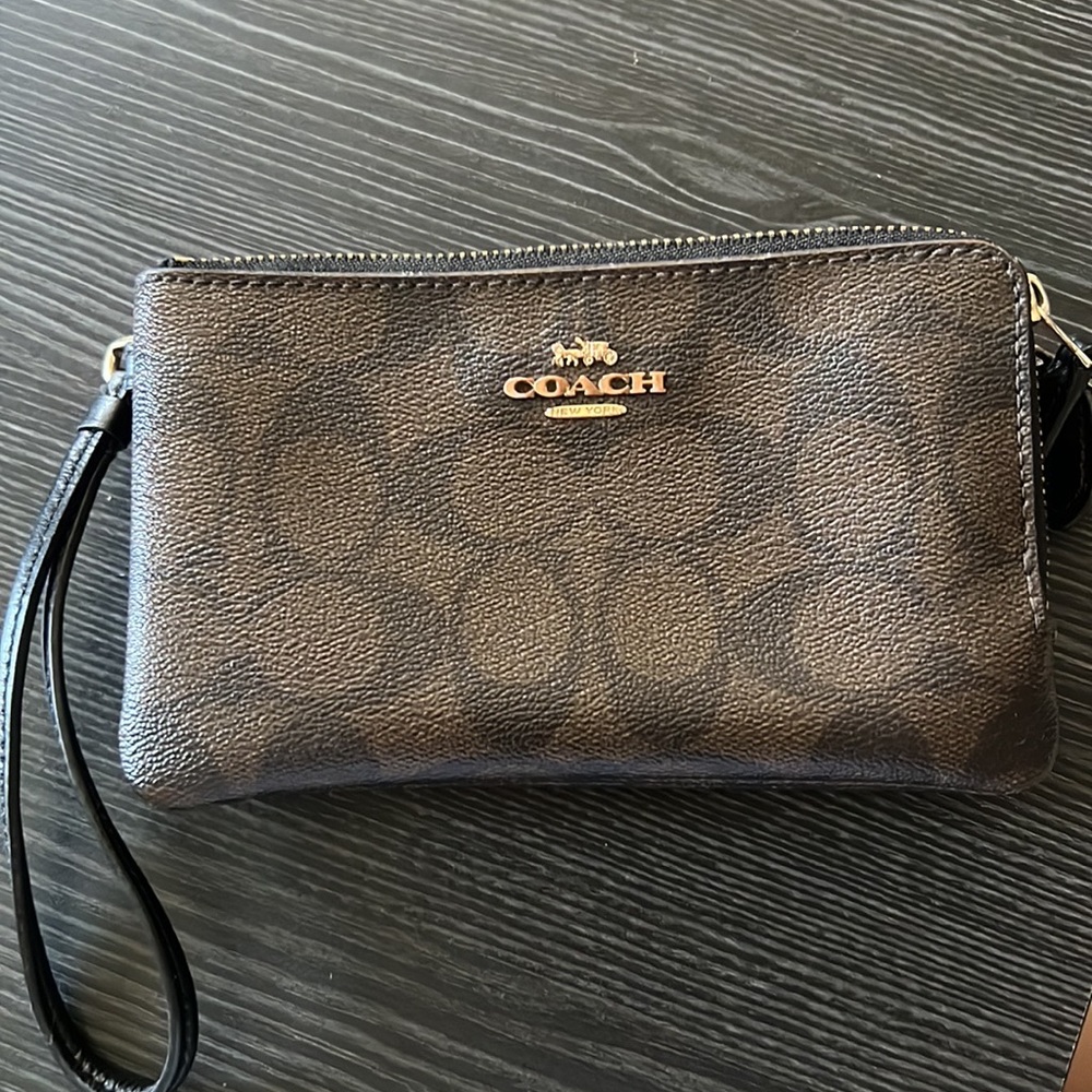 Double Corner Zip Wristlet In Signature Canvas